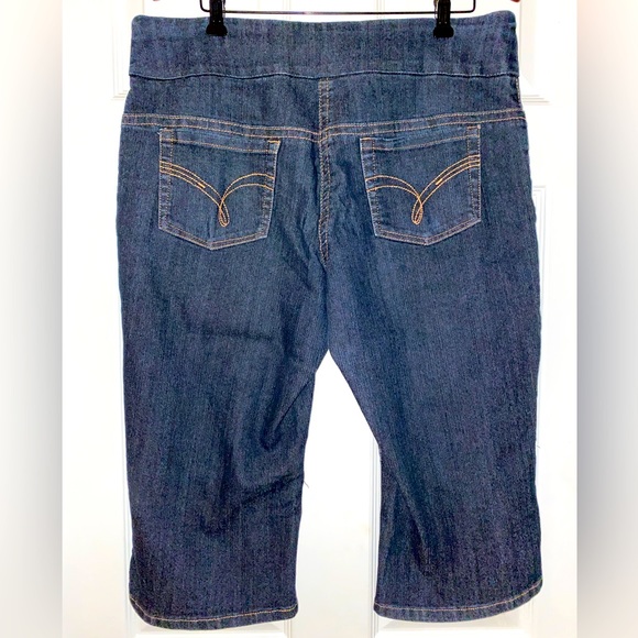 Contrast Denim Capris - Picture 2 of 8